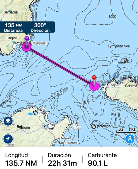 Mapa de Navionics aplicación usada para trazar el curso del barco. Indica Rumbo, distancia, duración del viaje y cantidad de combustible a consumir.